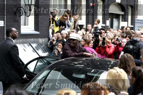 Amsterdam 05 mei 2004
Bernie Mac bij opnames ocean 12met beveiliging Winston