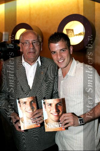 Amsterdam 17 mei 2004
Presentatie boek Rafael v d Vaart .
rafael v d Vaart en Bobby Haarms