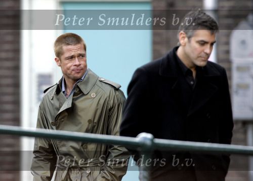 Amsterdam 05 mei 2004
Brad Pitt en George Clooney met gsm  opnames Ocean 12