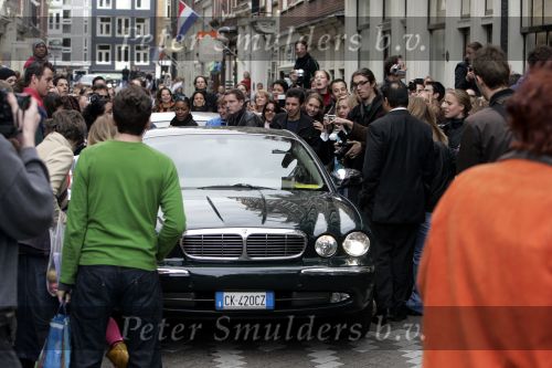 Amsterdam 05 mei 2004
Brad Pitt in Jaguar met fans er omheen opnames Ocean 12.