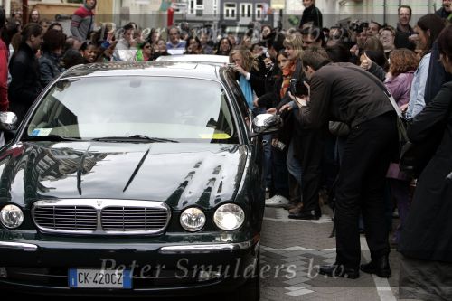 Amsterdam 05 mei 2004
Brad Pitt in Jaguar met fans er omheen opnames Ocean 12.