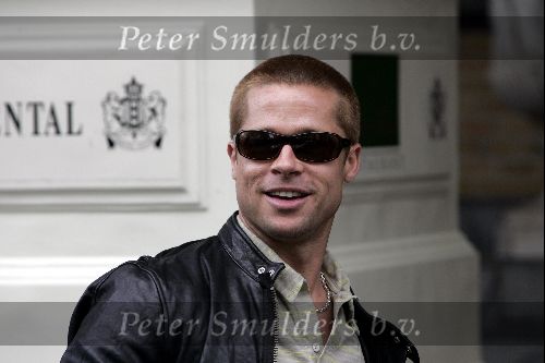 Amsterdam 8 mei 2004
Brad Pitt met fans bij het Amstel Hotel.
