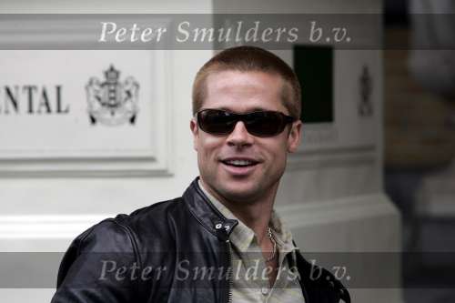 Amsterdam 8 mei 2004
Brad Pitt met fans bij het Amstel Hotel.