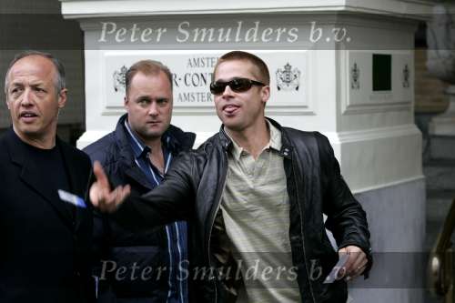 Amsterdam 8 mei 2004
Brad Pitt met fans bij het Amstel Hotel.