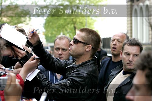 Amsterdam 8 mei 2004
Brad Pitt met fans bij het Amstel Hotel.