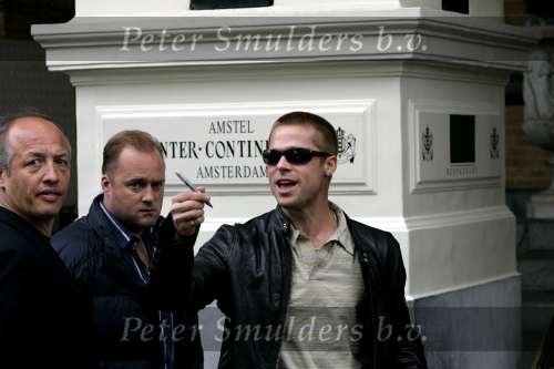 Amsterdam 8 mei 2004
Brad Pitt met fans bij het Amstel Hotel.