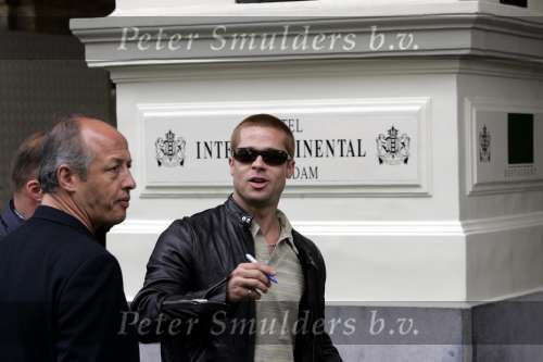 Amsterdam 8 mei 2004
Brad Pitt met fans bij het Amstel Hotel.