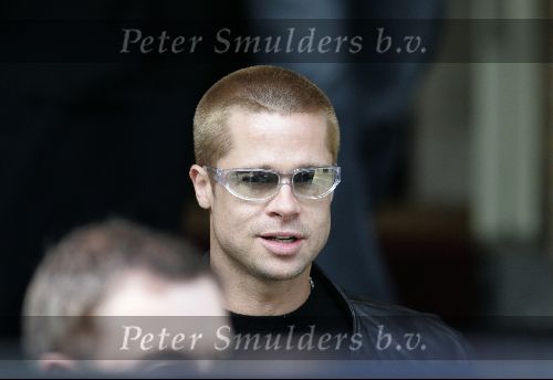 Vinkeveen 9 mei 2004
Brad Pitt verlaat het Amstel Hotel.