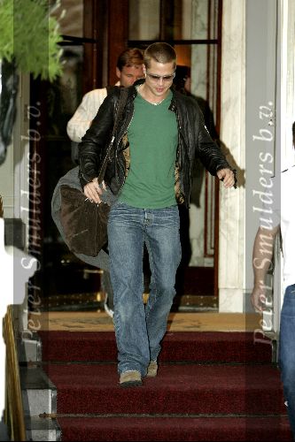 Amsterdam 13 mei 2004
Brad Pitt vertrekt bij het  Amstel Hotel