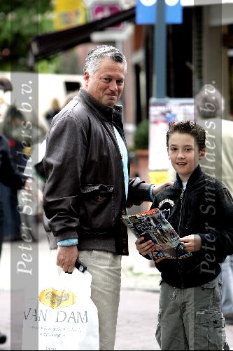 Amsterdam 8 mei 2004
Bram Moszkowicz met zoon op cornelis schuytstraat