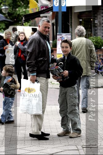 Amsterdam 8 mei 2004
Bram Moszkowicz met zoon op cornelis schuytstraat