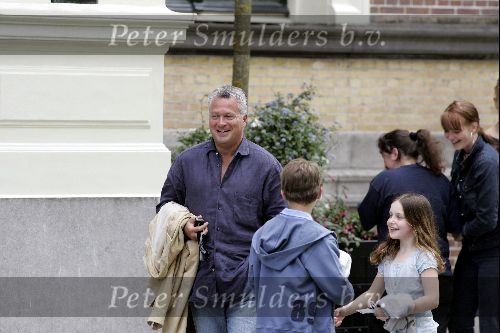 Amsterdam 16 mei 2004
Bram Moszkowicz met vrouw en kinderen