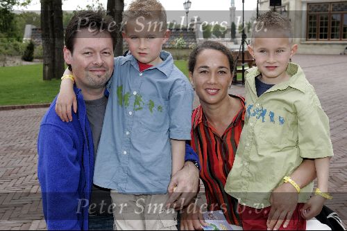 Kaatsheuvel 16 mei 2004
Bekende nederlanders in de efteling.
Carel Kraaijenhof met gezin