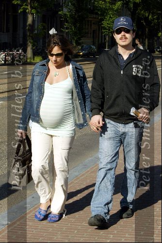 Amsterdam 15 mei 2004
Casey Affleck met zwangere vrouw op brug bij amstel hotel