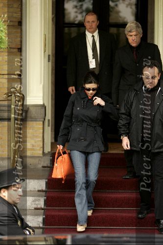 Amsterdam10 mei 2004
Catharina Zeta Jones  Vertrek bij het Amstel hotel