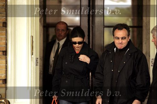 Amsterdam10 mei 2004
Catharina Zeta Jones  Vertrek bij het Amstel hotel