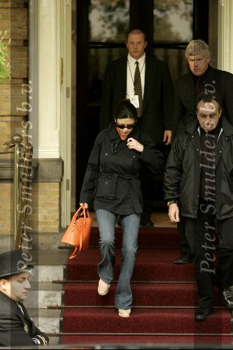 Amsterdam10 mei 2004
Catharina Zeta Jones  Vertrek bij het Amstel hotel