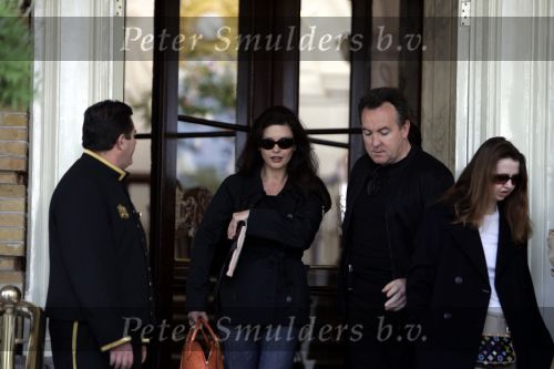 Amsterdam 11 mei 2004
Catharina Zeta Jones verlaat het amstel hotel