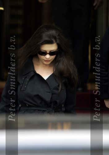 Amsterdam 11 mei 2004
Catharina Zeta Jones verlaat het amstel hotel