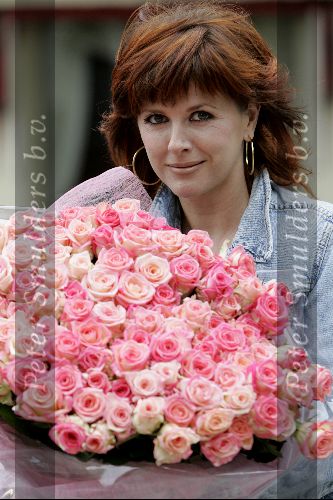 Amsterdam 13 mei 2004
Chazia Mourali met bos bloemen bij Amstel Hotel