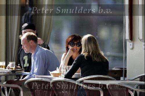 Amsterdam 15 mei 2004
Chazia Mourali op terras met een vriendin