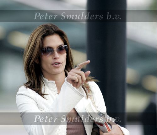Schiphol 29 mei 2004
Cindy Crawford bij aankomst op  schiphol.
Peter Smulders bv