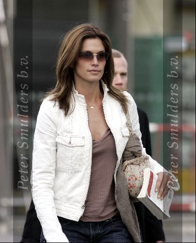 Schiphol 29 mei 2004
Cindy Crawford bij aankomst op  schiphol.
Peter Smulders bv
