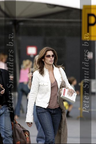 Schiphol 29 mei 2004
Cindy Crawford bij aankomst op  schiphol.
Peter Smulders bv