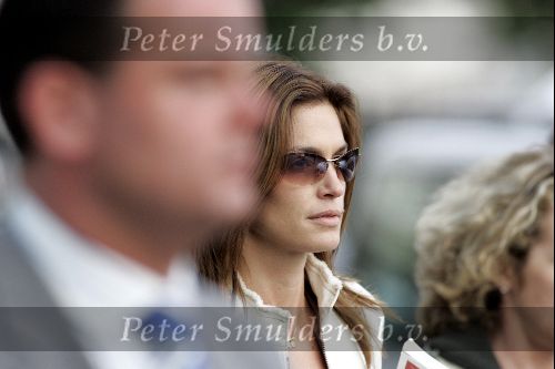 Schiphol 29 mei 2004
Cindy Crawford bij aankomst op  schiphol.
Peter Smulders bv