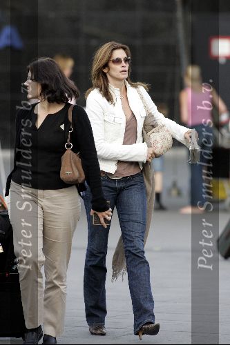 Schiphol 29 mei 2004
Cindy Crawford bij aankomst op  schiphol.
Peter Smulders bv