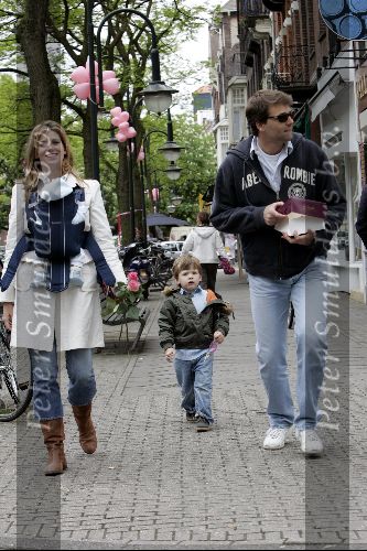 Amsterdam 8 mei 2004
Reinout Oerlemans met Danielle Overgaag en Tijmen en Fiene wandelen op cornelis schuytstraat