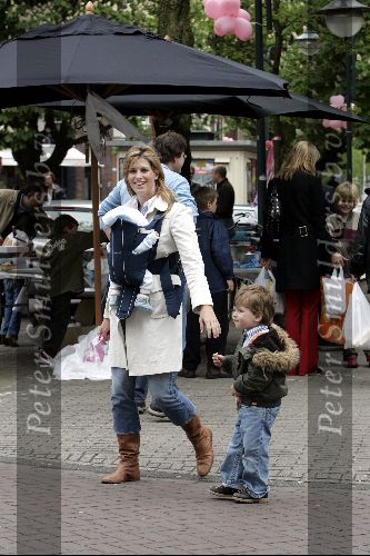 Amsterdam 8 mei 2004
Reinout Oerlemans met Danielle Overgaag en Tijmen en Fiene wandelen op cornelis schuytstraat