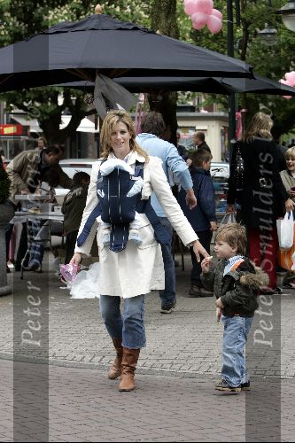 Amsterdam 8 mei 2004
Reinout Oerlemans met Danielle Overgaag en Tijmen en Fiene wandelen op cornelis schuytstraat