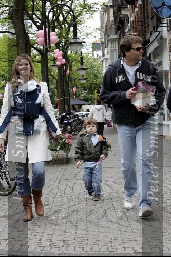 Amsterdam 8 mei 2004
Reinout Oerlemans met Danielle Overgaag en Tijmen en Fiene wandelen op cornelis schuytstraat