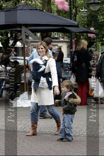 Amsterdam 8 mei 2004
Reinout Oerlemans met Danielle Overgaag en Tijmen en Fiene wandelen op cornelis schuytstraat