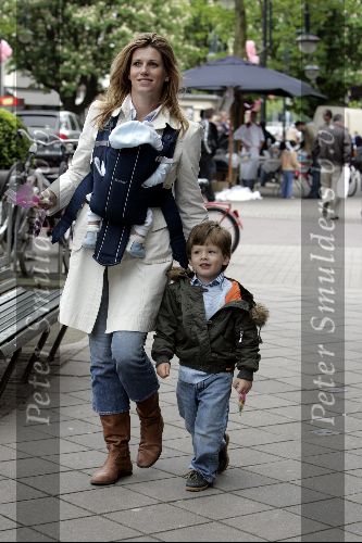 Amsterdam 8 mei 2004
Reinout Oerlemans met Danielle Overgaag en Tijmen en Fiene wandelen op cornelis schuytstraat