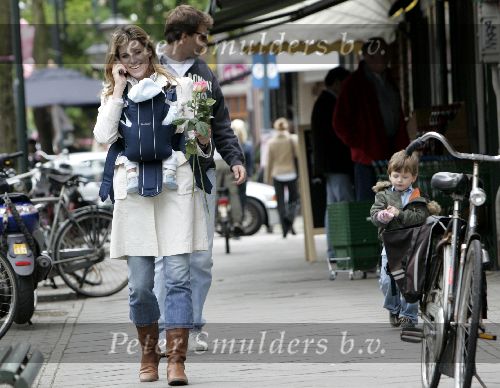Amsterdam 8 mei 2004
Reinout Oerlemans met Danielle Overgaag en Tijmen en Fiene wandelen op cornelis schuytstraat. Danielle met gsm