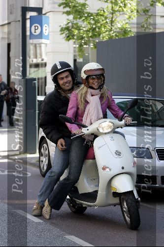 Amsterdam 28 mei 2004
Ellemieke Vermolen met vriend Ferenc Boltini op scooter