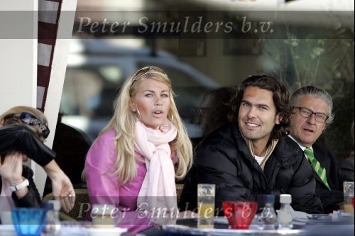 Amsterdam 28 mei 2004
Ellemieke Vermolen met vriend Ferenc Boltini op terras op pc hooftstraat