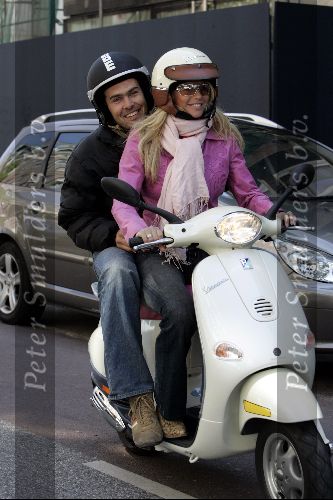 Amsterdam 28 mei 2004
Ellemieke Vermolen met vriend Ferenc Boltini op scooter