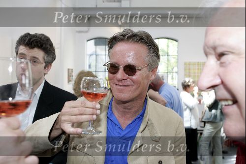 Laren 16 mei 2004
Presentatie boek Sjoerd Pleijsier. Fons de Poel met een wijntje