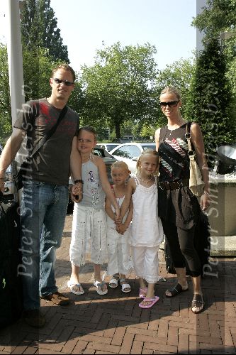 Amsterdam 8 juni 2004
Frank de Boer met vrouw en dochters bij vertrek Nederlands elftal naar Portugal.