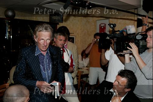 Amsterdam 17 mei 2004
Presentatie boek Rafael v d Vaart 
 Freek de Jonge met rechts vader van Rafael