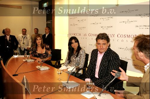 Amsterdam 31 mei 2004
Cindy Crawford bij presentatie nieuwe parfum in Amsterdam Arena.  Cindy Crawford Gabriela Sabatini en Rene Froger