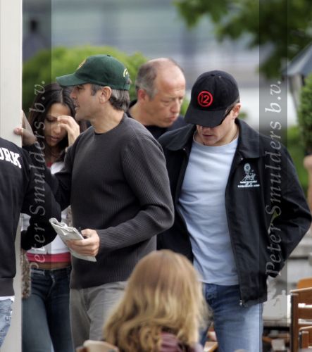 Amsterdam 3 mei 2004
Matt Damon met vriendin Luciana en George Clooney op terras bij het Amstel Hotel.