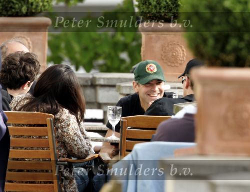 Amsterdam 3 mei 2004
Matt Damon met vriendin Luciana en George Clooney op terras bij het Amstel Hotel.