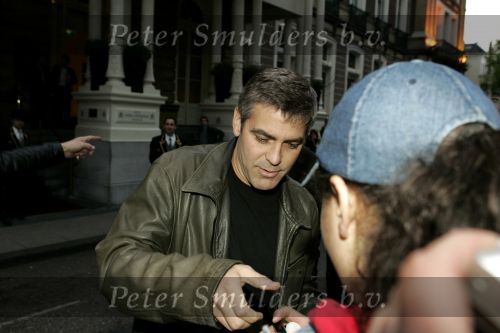 Amsterdam 11 mei 2004
George Clooney op de foto met fans bij het Amstel Hotel.