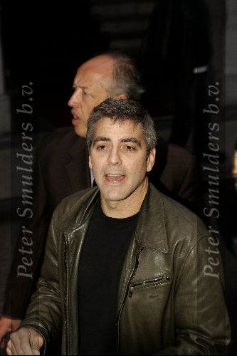 Amsterdam 11 mei 2004
George Clooney op de foto met fans bij het Amstel Hotel.