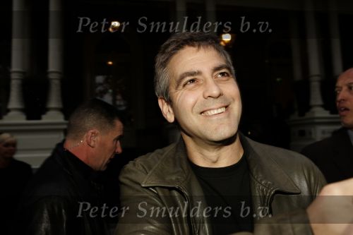 Amsterdam 11 mei 2004
George Clooney op de foto met fans bij het Amstel Hotel.