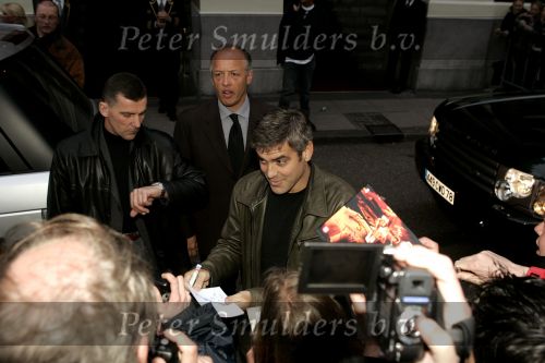 Amsterdam 11 mei 2004
George Clooney op de foto met fans bij het Amstel Hotel.